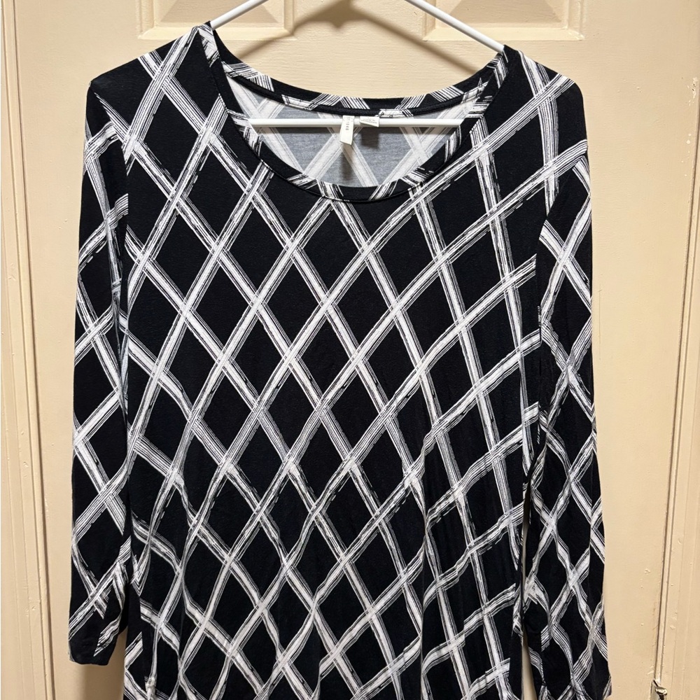 Women's Black & White Geometric Long-Sleeve Top